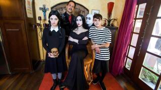 FamilyStrokes – Addams Family Orgy – Kate Bloom, Audrey Noir, Dick Chibbles, Eric John, Juan El Caballo Loco